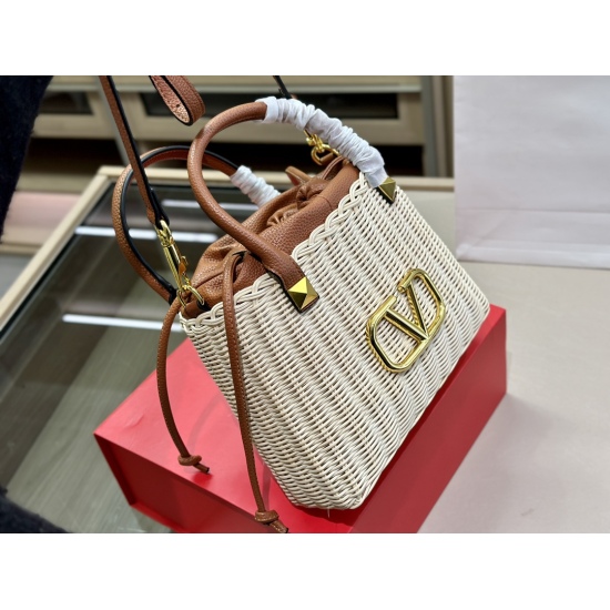 2023.11.10 245 Folding Box Size: 25.19cm Valentino New Product! Who can refuse Bling Bling bags, small dresses with various flowers in spring and summer~It's completely fine~