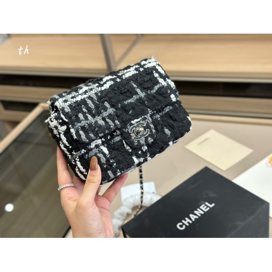 On October 13, 2023, 205 comes with a foldable box size of 17cm. Chanel's new woolen woolen cloth is so beautiful. Mrs. and Mrs. CF are so beautiful that a bag in my heart feels like it's mine at first glance! [bared teeth] [bared teeth] [bared teeth]
