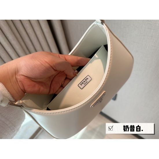 2023.11.06 190 box size: 27 * 15cmprad cleo underarm bag classic and hottest item! The bottom of Prada Cleo's bag has a sloping curve, giving it a strong sense of design! The smooth and simple lines of the underarm bag Cleo naturally carry a natural and u