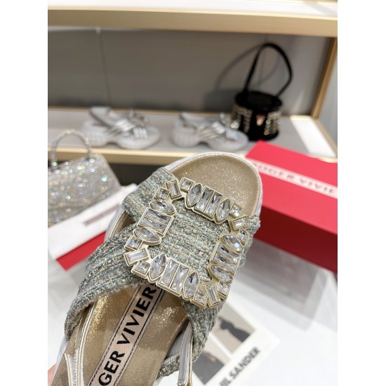 On July 16, 2023, the top-level version of Roger Vivier, the new drill buckle cross strap thick sole sandal for the summer of 2023, was released by RV. This new sandal is incredibly beautiful and has a great foot feel. The upper foot is soft and super com