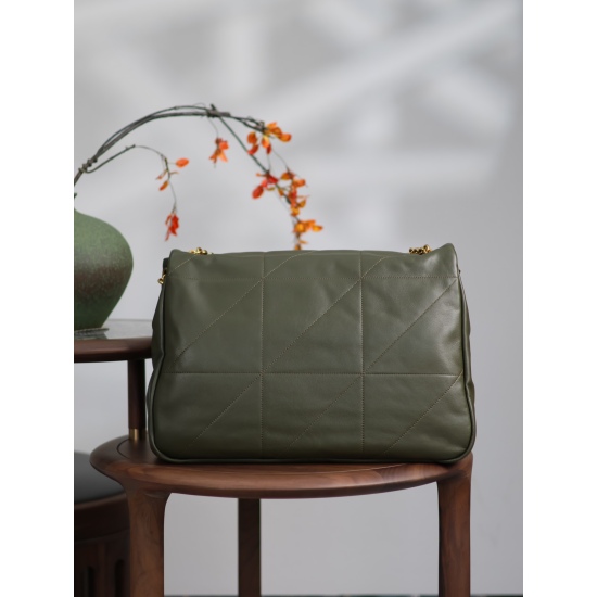 20231128 Batch: 1080JAMIE_ The new green sheepskin bag really hits my heart, who knows? Imported Italian sheepskin, the entire bag is designed with a classic retro vintage style, breaking elements and looking very stylish without going out of style. The b