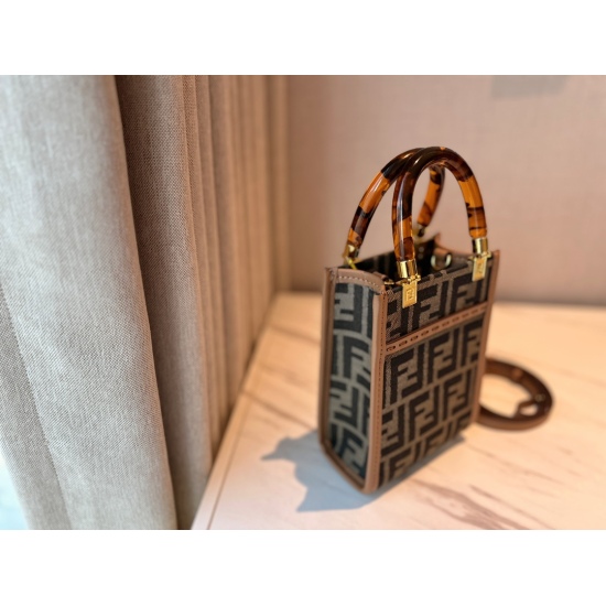 2023.10.26 205 Box size: 13 * 18.5cm Fendi mini tote music score configuration packaging 〰️ FD score old colors are really practical!!