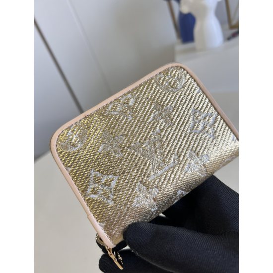 20231125 P540 [Exclusive Real Shot M82483 Gold] This Zippy Zippy Zipper Zero Wallet is made of Monogram jacquard canvas and is coated in a delicate design with a metallic luster. The exquisite configuration hides ample space, making it easy to put into a 