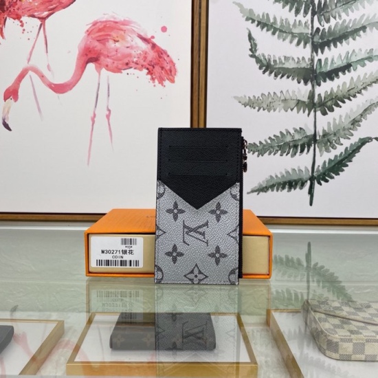 20230908 Louis Vuitton] Top of the line original exclusive background M30271 Silver Flower Size: 8.0x 14.5x 1.0 cm This COIN clip combines Taga leather and Monogram canvas with harmonious colors, outlining concise lines. The silver zipper hides the change