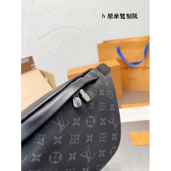 2023.09.03 P225 Original Cowhide Lv Chest Bag for Boyfriend Exclusive Cool! This Discovery Waistpack is made of Monogram Eclipse canvas, combining a casual and stylish look with modern functionality. The design conforms to ergonomic principles and is equi