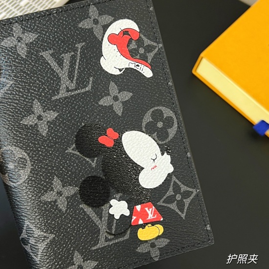 2023.07.11  ❗ New product arrival ❗ LV passport folder has 44 styles. This passport case is made of Damier Grahite canvas, and presents the high spirited posture of exotic animals with elegant colors and Passport stamp patterns. The sleek c