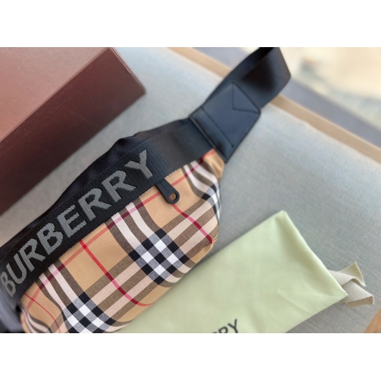 2023.11.17 175 box size: Top width 30cm * 16cm bur waist pack! Cool and cute! This waist bag really shouldn't be too easy to carry! I will definitely like it