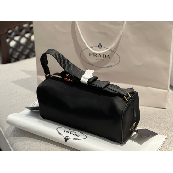 2023.11.06 180 Box Free Size: 27 * 12cm Prada's new vintage underarm canvas bag fell in love with it at first sight. I really like its simple and textured design, and the combination of vintage bags is really cool, retro and high-end!