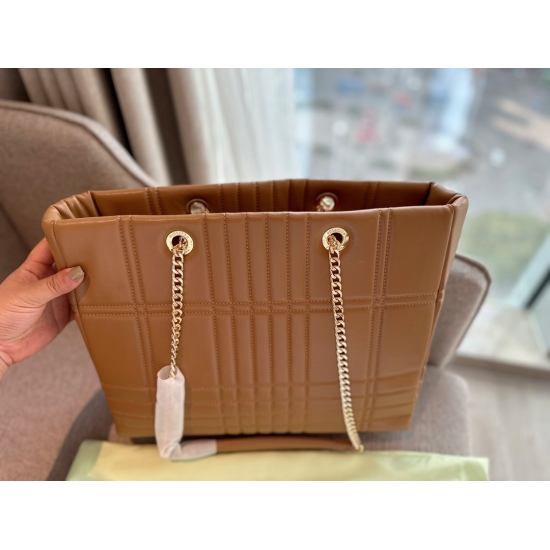 2023.11.17 210 box size: 36 * 30cmbur Lola new product chain bag shopping bag with soft leather and honing seam technology filled with advanced! It looks great with my basic style!