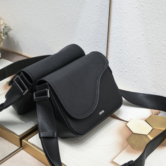 2023.07.20 Full cowhide wide (with box) [hair] [hair] [top-level original] This mini saddle messenger bag is exquisite and fashionable. Crafted with black grain cow leather and adorned with a flip and 