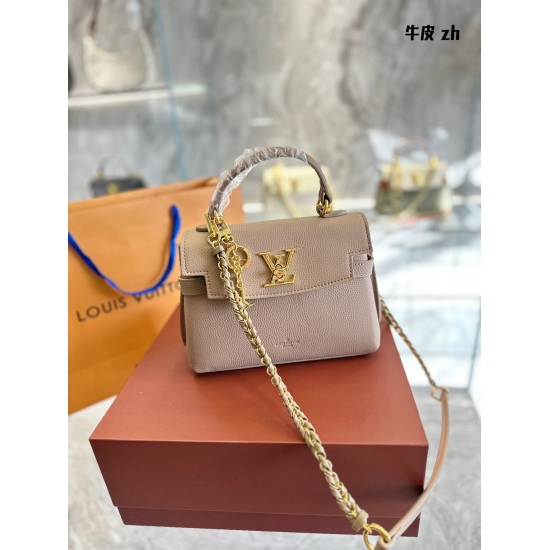 2023.10.1 P310 Original Leather Folding Gift Box Lv New Lock Me Mini has a good texture and cute temperament. This lock me leather has a soft capacity and can be carried on both shoulders and back at an angle. One bag comes in two different back sizes of 