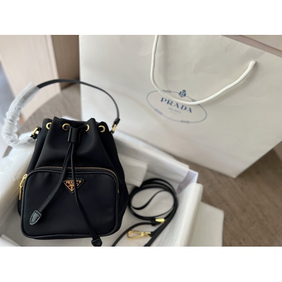 2023.11.06 195 box size: 17 * 21cmPrad 〰 The bucket bag is round and cute, very compact, practical and beautiful!!!