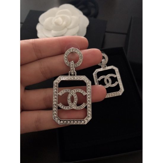 20240413 P70 ch * nel large square full diamond earrings manufacturer direct sales ‼️‼ ZP material! This is also quite awesome. No matter the overall design or the wearing effect, it is simply super awesome. The diamond effect is luxurious and shining ✨ D