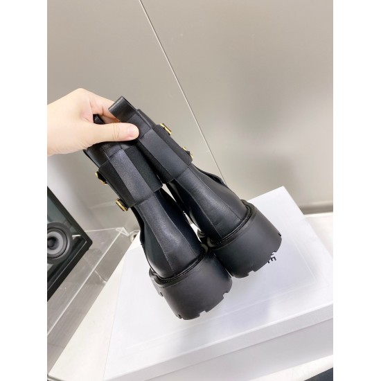 2024.01.05 310 2022ss Celine Yang Mi's same Martin short boots, tied up with British style Martin boots, can also be worn in summer. The Martin boots are comfortable, breathable, simple, and durable, making them a classic in the fashion industry that neve