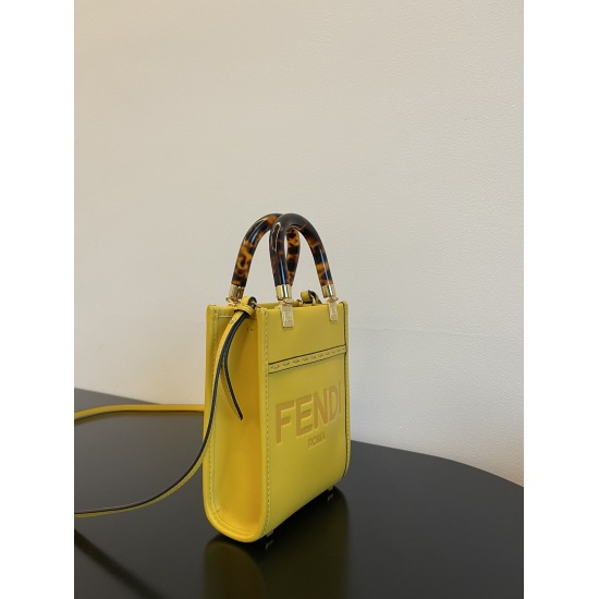 On March 7, 2024, the original order was 650 Super Grade 770 Yellow Sunshine Mini Hawksbill Handheld Crossbody. The cute and exquisite mini tote, paired with a hawksbill handle, is definitely a must-have it bag for this year! Don't be fooled by its small 