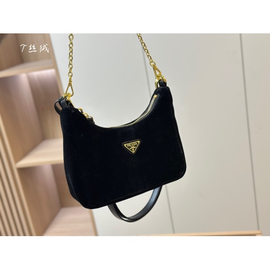 2023.11.06 180size: 22.16cm Prada hobo underarm bag, Prada's new style is very versatile, and the upper body is also very beautiful!