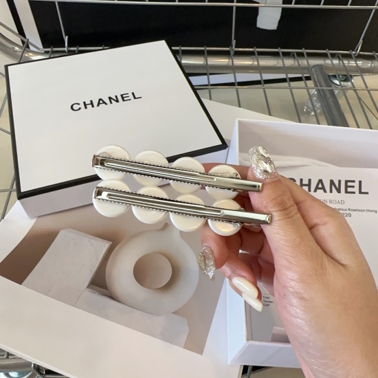 220240401 P 60 with packaging box Chanel's latest small fragrant edge clip bangs clip, fashionable and trendy, a stunning one! A must-have for little fairies