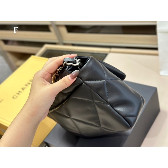 On October 13, 2023, 225 (equipped with folding box airplane box) size: 26cm Chanel 19bag, achieving the best cost-effectiveness. Leather material has been upgraded again with a high-quality texture