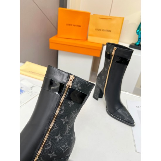 2023.12.19 2023 Latest LV donkey brand pointed short boots. Luxury and elegant, minimalist and fashionable. A clean and neat style is a must-have item for workplace styling. The overall line of the shoe body is smooth, stretching the leg shape, and the co