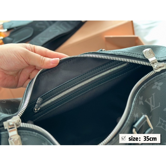 2023.10.1 250 Gift Box Size: 35 * 20cmL Home Keepall Black Grey Pillow Bag 35 This size is really suitable for boys to accommodate a 14 inch laptop, both male and female!!!! Male friends' battle bag search Lv keepall