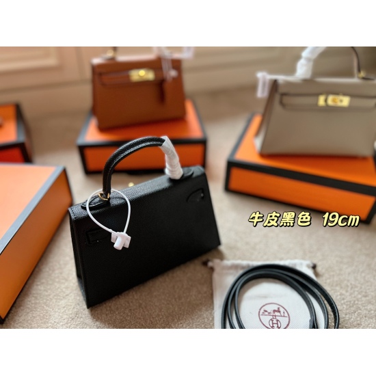 2023.10.29 240 box size: 19 * 12.5cmH Herm è s Kellymini second-generation real wife looks good, although the capacity is a bit small ⚠️ Put down your phone and pretend to be cute! ⚠️ The cross patterned cowhide bag is particularly textured!