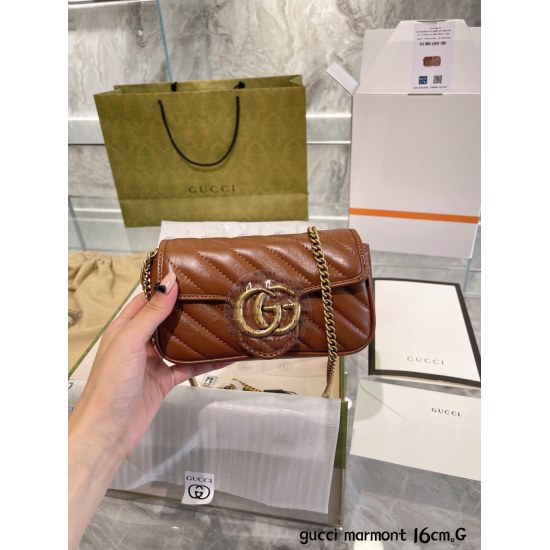 On October 3, 2023, the complete packaging of the p190 mini GG marmont is definitely Gucci's most beautiful!! The new caramel color is real! Double G buttons paired with wave quilted stitching are simple and atmospheric, with the original leather lining a