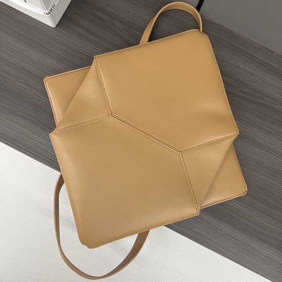 20240325 P920 L ⊚℮℮℮ New Small Shiny Cow Leather Puzzle Fold Tote adopts the iconic geometric lines of the bag, and redesigns them through graphics and architectural panels to make the bag completely foldable and flat, decorated with a low-key L ⊚℮℮ brand