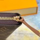 2023.09.27 N60742, exclusive live shot! The Clemence wallet is small and compact, yet full of capacity, made of exquisite and durable Monogram canvas material. The bright lining and leather zipper showcase women's playful charm. Size: 19.591.5cm