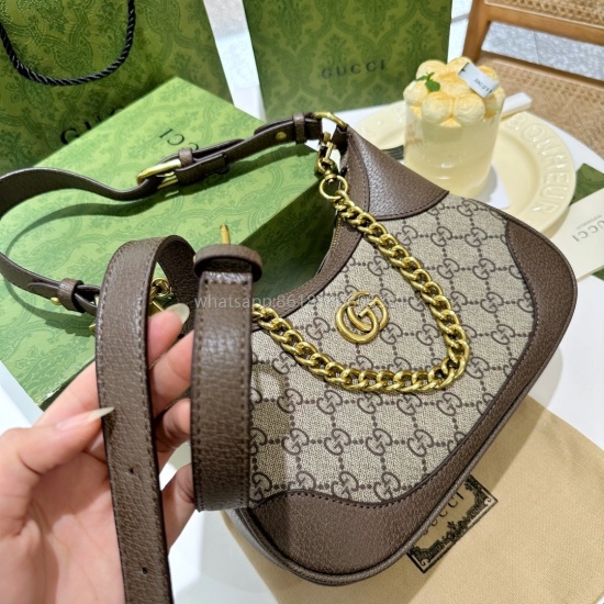 On August 14, 2023, the gift box is packaged with an extended shoulder strap. The Gucci underarm bag can be carried or slung, and the size of the extended shoulder strap is 23 * 13cm. There is no age limit!