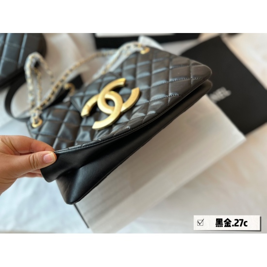 230 box size: 27 * 17cm, Xiaoxiangjia 24c, retro big logo. This retro big logo is definitely loved. It can be fashionable for one shoulder crossbody, it's really a cycle