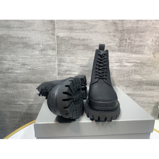 20240410 official website simultaneously explodes with the top version of Balenciaga STRIKE thick soled Derby single shoe casual high-heeled boots from the Balenciaga family. The original replica of the sole has a one-to-one mold, with the sole fully stit