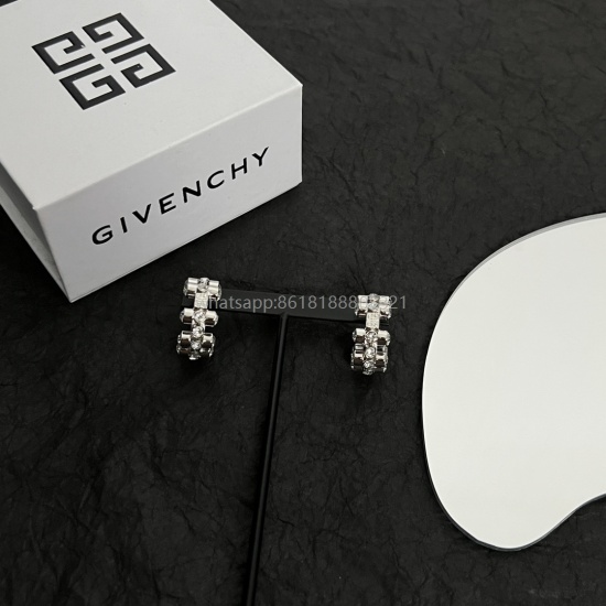 2023.07.23 New Givenchy Hot Earrings All the stars of the same model are so popular that it's hard to imagine how popular it is to buy the original version of all kinds of versatile pieces
