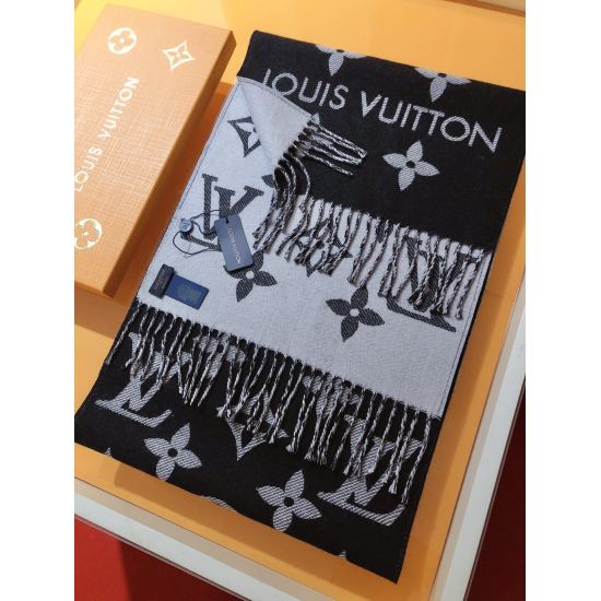 2023.10.05 35 ❄️ Version update! LV [ESSENTIAL] Scarves Arrived ❗ The classic Monogram pattern is showcased on both sides, showcasing the brand's heritage with the Monogram pattern and Louis Vuitton logo, paired with soft tassel trim, making it a casual c