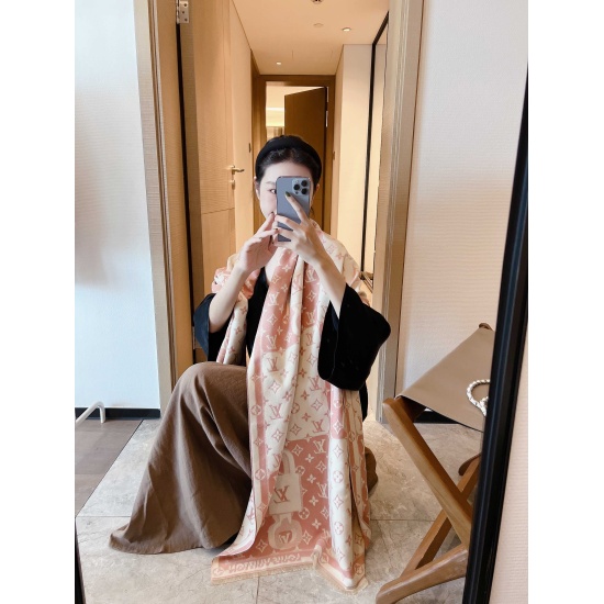 On May 5th, 2023, the new LV counter is specially available at foreign counters. Scarf and shawl, luxurious and grand, with a refined style of petty bourgeoisie. All beautiful language cannot be overstated, cleverly combining the fashion mirror emblem wit