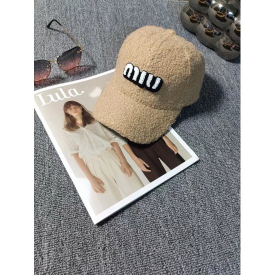2023.10.2 Run 45 Miu~Lamb wool baseball cap~It's a perfect interpretation of the sweet and cool style, it's so adorable ❤️ The top is sexy and handsome, both online! No girls refuse plush items anymore