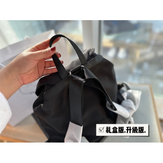 2023.11.06 200 upgraded gift box size: 35 * 30 cm PRAD nylon backpack When it comes to backpacks, I have to recommend the design of this backpack. It's too imaginative! Convenient no need to be absent. It is a practical backpack!!! ⚠️ Mild waterproofing