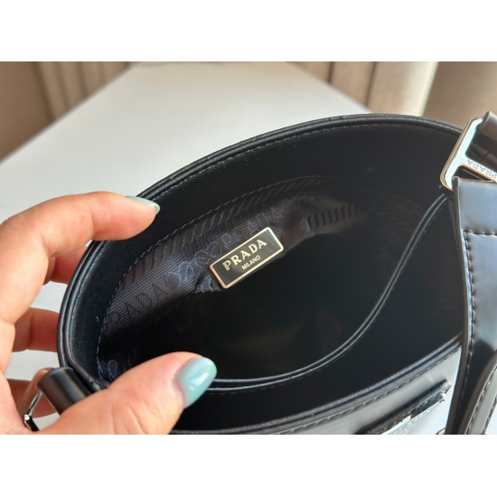 2023.09.03 180 box size: 18 * 17cm PRADA bucket bag! I love bucket bags!! The highest daily utilization rate! A bag that is suitable for both leisure and work