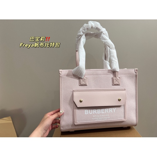2023.11.17 P210 box matching ⚠️ The size 33.26 Burberry Tote Bag features a pink and tender Burberry Freya Healing Series. The Burberry Tote Freva series has launched such a pink and tender girl's color that it's really hard not to love cooking. The cute 