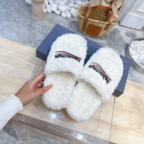 20240410 Factory price 210 (high quality) Running price Balenciaga autumn and winter trendy woolen slippers with letter pattern on the upper and embroidered logo technology! Full of luxury! Extremely beautiful on the feet Fabric: Sheep curly wool (very so
