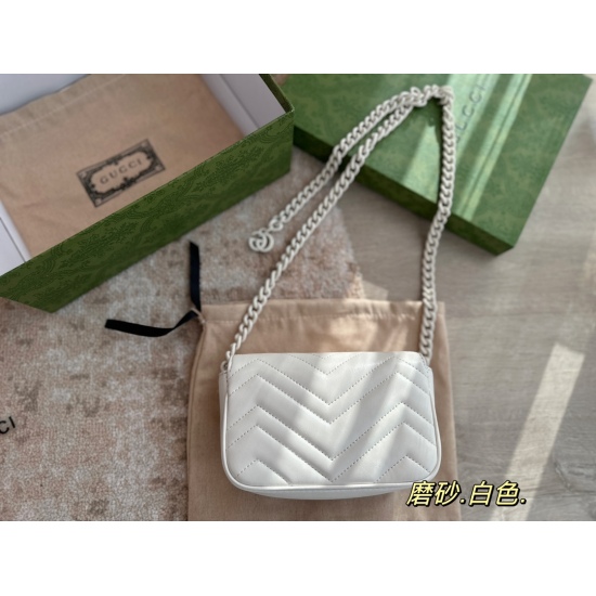On October 3, 2023, white is pure and beautiful! Valentine's Day 195 box size: 16.5 * 11cm GGmarmont waist bag can be used as a waist bag or can be packaged under the armpit 〰️ 16.5cm