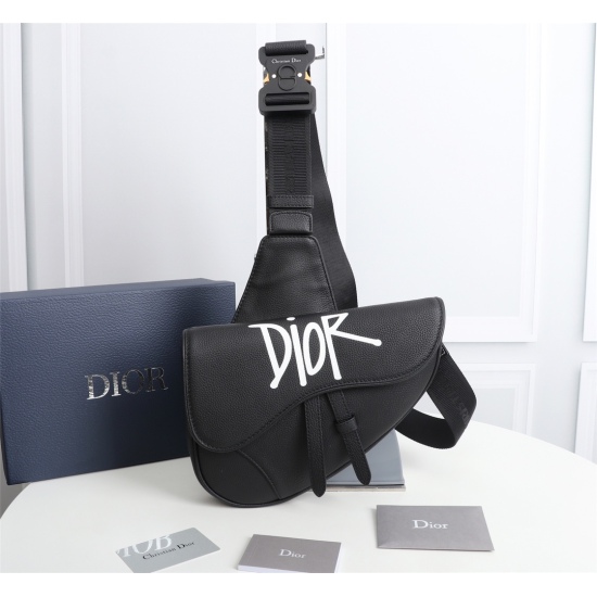 20231126 570 Dior Men's Saddle Crossbody Bag/Chest Bag Model: 1ADPO093 (black leather and white lettering) Size: 20 * 28.6 * 5cm Physical photo taken, same as the goods Heavy gold Authentic Print Copy Imported Original First layer Grain Small Cow Leather 