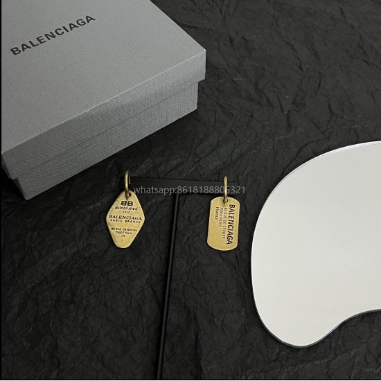 2023.07.23 0 Balenciaga earrings of Balenciaga are simple and generous, big brand, full of gold texture, and beautiful with clothes!