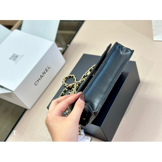 2023.09.03 190 Folding Box Aircraft Box Size: 19 * 12cm Chanel New Facai Bag Woc has excellent quality! The bag has a slot and a hidden bag! Very practical!