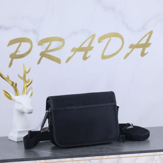 On March 12, 2024, the latest three in one combination mailman bag 2VD034 from the P400 Prada counter arrived with a representative nylon triangle logo element. The simple and latest triangle logo decoration does not compress space, and the shoulder strap