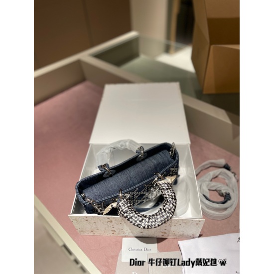 On October 7, 2023, P270 Dior Denim, the hottest new Diorlady in 2022, no one can refuse it. However, the horizontal design of the new work, Lady D-Joy, is also super explosive. The blue rivets in the denim are long in my aesthetic, which not only have th