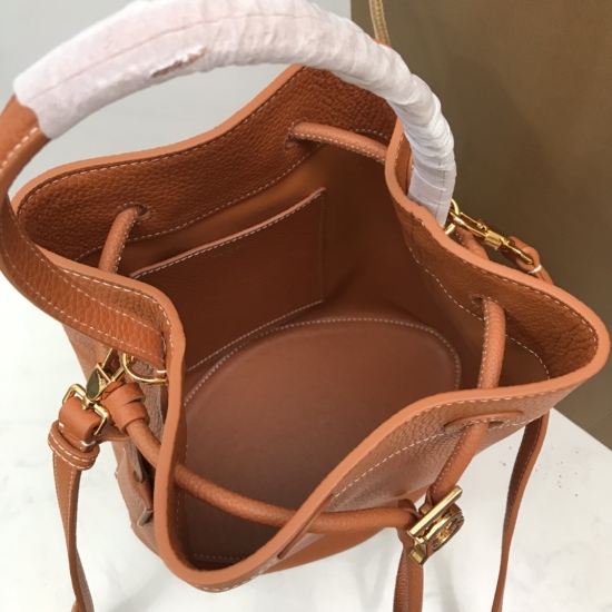 On March 9, 2024, P860 [B's Top Original] Drawstring Bucket Bag is made of Italian tanned grain leather and embellished with Thomas Burberry's exclusive logo. This bag is a new member of the TB bag series, paired with a detachable and adjustable diagonal 