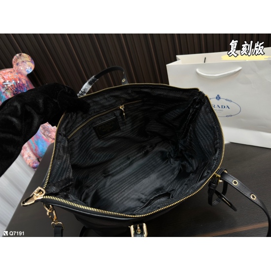 2023.11.06 190 Prada nylon bag - cloth bag! Like a casual life in Prada women's bags, this shopping bag shuttles through imported waterproof fabric and high-density electroplated hardware, with a patch bag inside and a detachable crossbody shoulder strap.