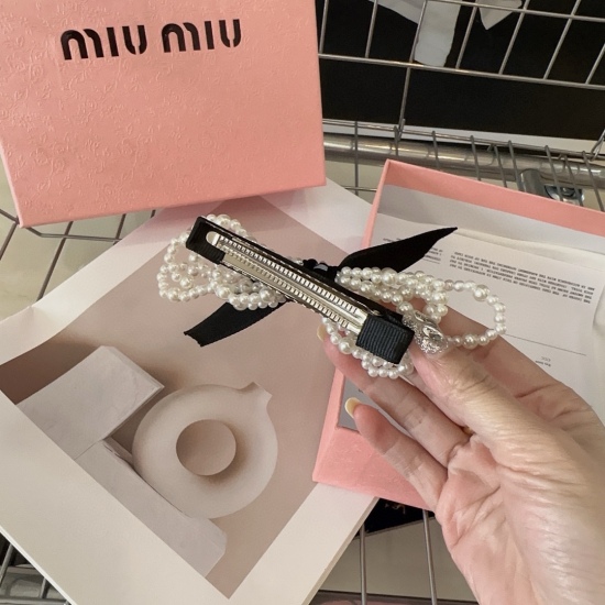 20240413 P 50 comes with a packaging box (single). The new letter duckbill clip from Miumiu is simple, elegant, practical, and versatile, making it very worth buying