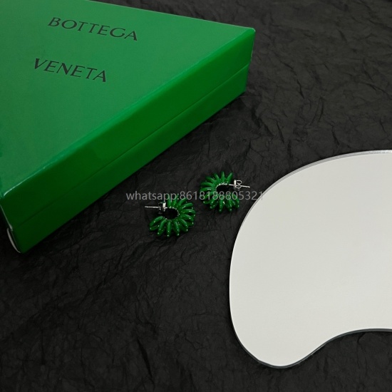 On July 23, 2023, the Bottega Veneta BV earrings have a strong metallic feel and are particularly impressive. The overall details are very surprising, and the design is full of design. It is necessary to give a big thumbs up to the design of the family, n