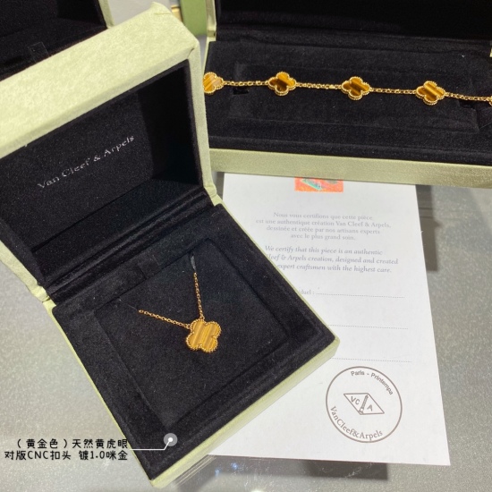 20240410 P135 CNC buckle V-gold plated Mijin coarse chain ⛓️  The advanced precision version VCA natural yellow tiger eye four leaf clover necklace is very unique, personalized and fashionable. It won't be like those in Wuhua, a must-have item for people 